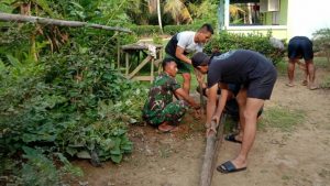 Prajurit Bantu Orang Tua Asuh Buat Jemuran Pakaian
