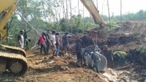 Selain bangun jalan penghubung, TMMD di Sungaiterap juga pasang gorong-gorong