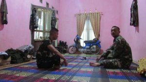 Meski Beralaskan Tikar, Satgas Tetap Nyaman Tidur di Rumah Orang Tua Asuh