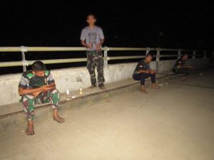 Susahnya Sinyal Ponsel, Prajurit Ini Tetap Berupaya memberi Kabar kepada Orang Tua