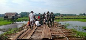 Warga Sungaiterap bersama Satgas Gotong royong Pasang Papan Untuk Galar