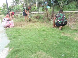 Satgas Bersihkan Lapangan badminton Bersama Orang tua asuh