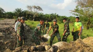 Biar kokoh, Satgas Bersama Warga Gotong royong Timbun Gorong- gorong