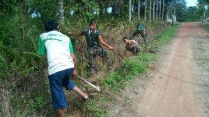 Satgas Bersama Warga Gotongroyong bersih Parit jalan Desa