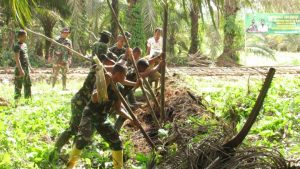 Satgas pindahkan Pohon sawit yang Tumbang di tempat pembuatan Tugu TMMD