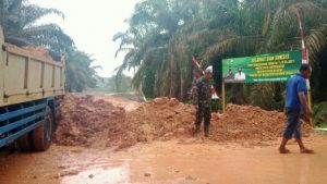 Ditengah Derasnya Hujan, Satgas Tetap Menimbun Jalan Di Program TMMD Desa Sungaiterap