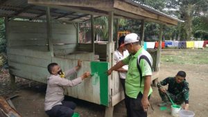 Bhabinkamtibmas bersinergi bersama Satgas TMMD perbaiki Pos Kamling