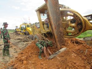 Satgas Bantu Keluarkan Alat Berat yang Terjebak di lokasi TMMD