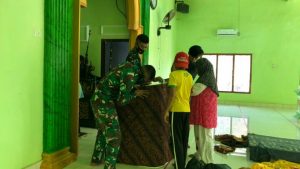 Satgas TMMD Bantu Warga Mekarjaya Bersihkan Masjid Untuk Persiapan Isra’ Mi’raj