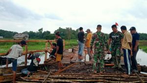 Gotong Royong dengan Warga, Satgas TMMD Kodim Batanghari Bangun Jembatan