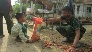 Satgas bantu Bocah Kumpulkan Buah Sawit