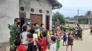 Anak – anak Desa Sungaiterap Antusias lihat Drone Satgas