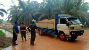 Hujan Bukan Hambatan Bagi Satgas untuk Bangun Jalan Desa Mekarjaya