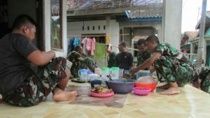 Warga Ajak Satgas Makan Siang Bersama Saat Rumahnya Di Rehab