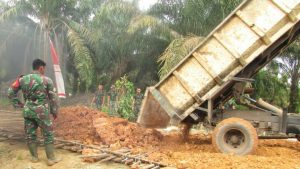 Sebanyak 400 Dump Truck tanah untuk Penimbunan Galar Jalan pada TMMD di Desa Sungaiterap