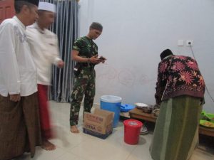 Anggota Satgas TMMD dijamu Makan malam pada acara peringatan Isra Miraj di Ponpes