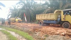 Satgas Upayakan Tarik Dump Truck yang terperesok di lokasi TMMD