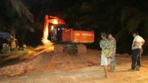 Hingga malam Satgas TMMD bersama warga Desa Sungaiterap Ratakan Jalan