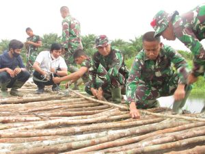 Rahmad Ajari Satgas Mengikat Galar di lokasi TMMD Desa Sungaiterap
