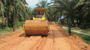 Satgas Maksimalkan Bomag Untuk Padatkan Tanah di Jalan TMMD Desa Sungaiterap