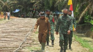 Hujan Menjadi Kendala dalam Penimbunan Jalan TMMD di Desa Sungaiterap