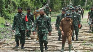Jenderal Bintang Satu Ini Berjalan kaki pantau penimbunan galar di lokasi TMMD Sungaiterap