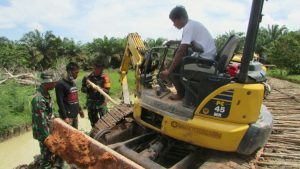 Kayupun Bisa Jadi Alat bantu pasang rantai Ekskavator yang terlepas