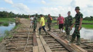 Satgas Gotongroyong Bersama Warga Sungaiterap pasang Papan di Galar Jalan Penghubung