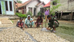 Satgas bantu emak – emak jemur Kerupuk