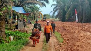 Manfaatkan Waktu Senggang, Satgas bantu Petani Angkut Sawit