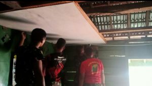 Bedah Rumah TMMD Kodim Batanghari Lanjutkan Pasang Plafon