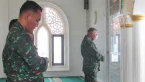 Danrem Jadi Imam Salat Zuhur di Lokasi TMMD Kodim Batanghari
