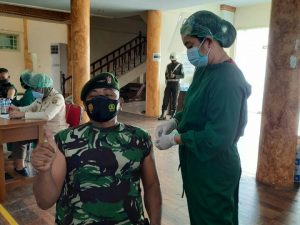Puluhan Anggota Satgas TMMD 110 Kodim 0415 Batanghari Lanjutkan Serbuan Vaksinasi Covid-19