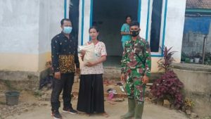 Satgas Bagi Sembako di Lokasi TMMD Desa Sungaiterap