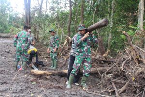 Satgas TMMD 110 Kodim 0415 Batanghari Bersihkan dan Manfaatkan Bekas Kayu Tumbangan