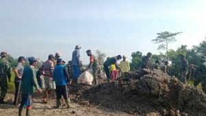 Satgas TMMD Bersama Warga Desa Sungaiterap Gotong Royong Ratakan Badan Jalan