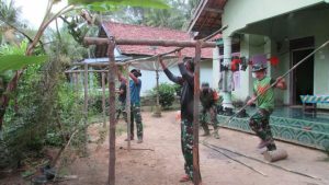 Satgas TMMD di Desa Sungaiterap Bantu Orang Tua Asuh Buatkan Jemuran