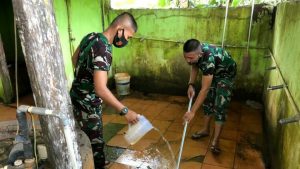 Satgas TMMD ke 110 di Sungaiterap Lakukan Aksi Bersih-bersih Masjid