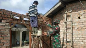 Selalu Ada Bersama Rakyat, Anggota Satgas Bantu Renovasi Rumah Warga di Lokasi TMMD