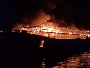 TNI AL Kerahkan Sea Rider Untuk SAR dan Mobil PMK Padamkan Terbakarnya KM Fajar Mulia