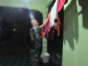 Tinggal Dirumah Orang Tua Asuh, Satgas Bantu Jemur Pakaian