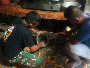 Tinggal di Rumah Orang Tua Asuh, Anggota Satgas TMMD Bantu Membuat Meja Dapur