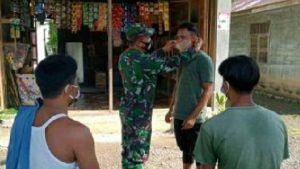 Upaya Cegah Covid 19 Di Wilayah, Babinsa Bagikan Masker
