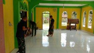 Wujudkan Kenyamanan saat Beribadah, Satgas TMMD Bersihkan Masjid Al-Ikhlas