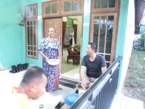 Keakraban Orang Tua Asuh bersama Anggota Satgas di Desa Sungaiterap