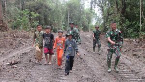 Satgas TMMD Batanghari ajak anak-anak Desa Sungaiterap bekeliling tinjau lokasi pembukaan jalan baru
