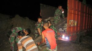 Satgas Bongkar balok untuk Jembatan pada Program TMMD Sungaiterap