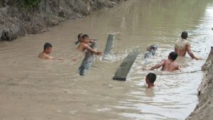 Warga Rela Terjun ke Sungai, demi Angkut balok Jembatan TMMD