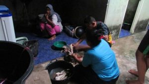 Tanpa Rasa Canggung Dan Ragu, Anggota Satgas TMMD Bantu Masak Ibu Asuh di Dapur