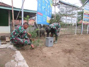 Anggota Satgas Bantu Bersihkan Halaman Kantor Desa Sungaiterap